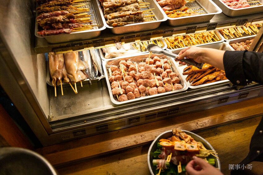 高雄左營美食-路邊烤肉,大口吃肉大碗喝酒!便宜美味的各式燒烤讓你生啤酒一杯接一杯啦~喝酒不開車開車不喝酒而且喝太多對身體也不好喔喔喔! @圍事小哥的幸福相框