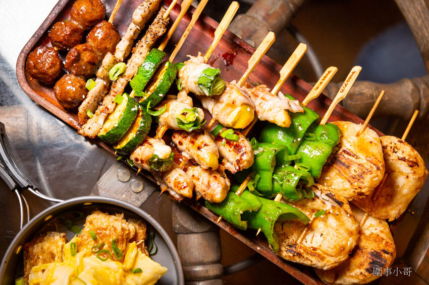 高雄左營美食-路邊烤肉,大口吃肉大碗喝酒!便宜美味的各式燒烤讓你生啤酒一杯接一杯啦~喝酒不開車開車不喝酒而且喝太多對身體也不好喔喔喔! @圍事小哥的幸福相框