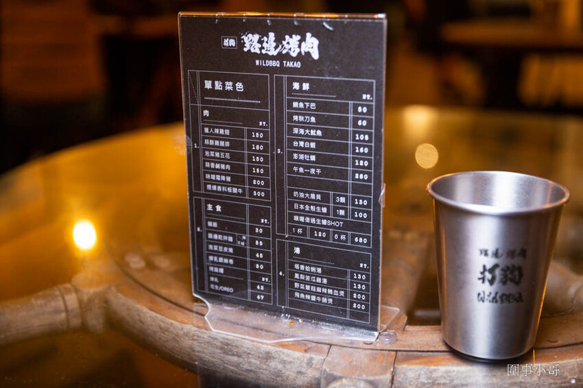 高雄左營美食-路邊烤肉,大口吃肉大碗喝酒!便宜美味的各式燒烤讓你生啤酒一杯接一杯啦~喝酒不開車開車不喝酒而且喝太多對身體也不好喔喔喔! @圍事小哥的幸福相框