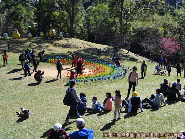 角板山13-草皮上不少休憩與拍照的人們