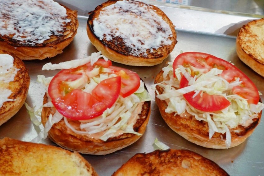 芝加哥深盤披薩超誇張！起司都拉不完，170元就能吃到道地薄披薩，主廚畢業藍帶學院，還曾任職美國五星級飯店廚師，4.9顆星超強