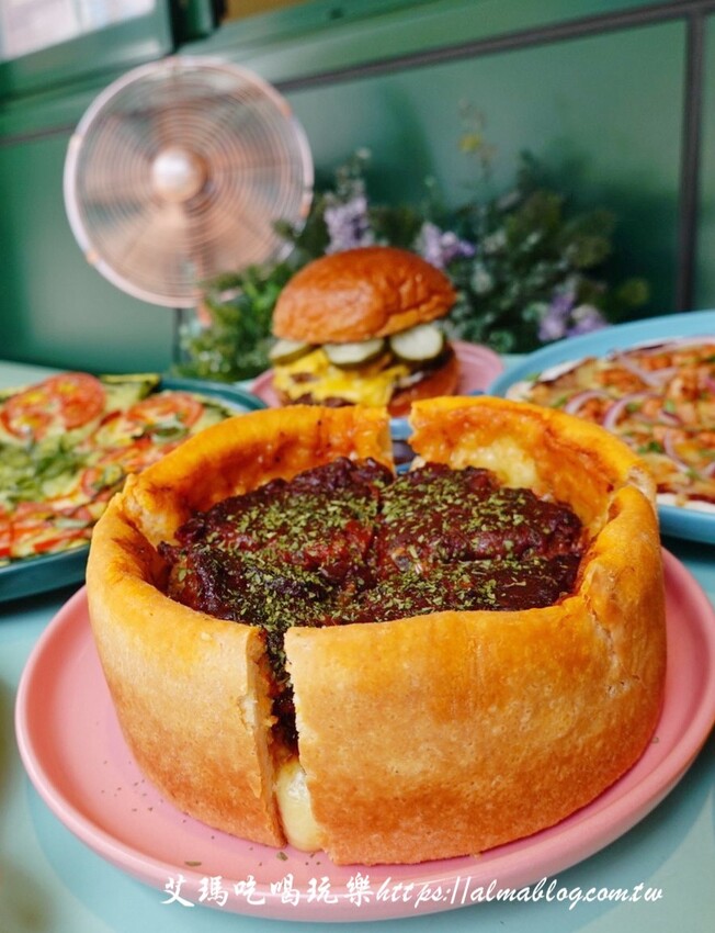 芝加哥深盤披薩超誇張！起司都拉不完，170元就能吃到道地薄披薩，主廚畢業藍帶學院，還曾任職美國五星級飯店廚師，4.9顆星超強