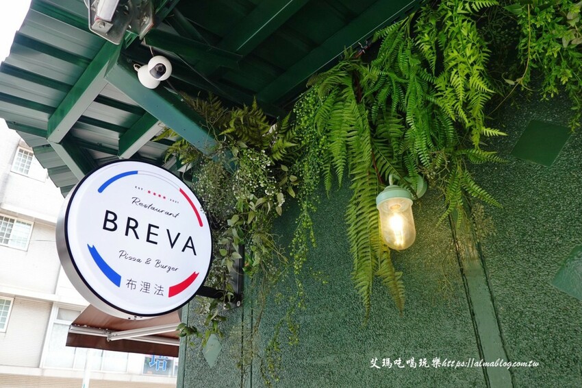 芝加哥深盤披薩超誇張！起司都拉不完，170元就能吃到道地薄披薩，主廚畢業藍帶學院，還曾任職美國五星級飯店廚師，4.9顆星超強