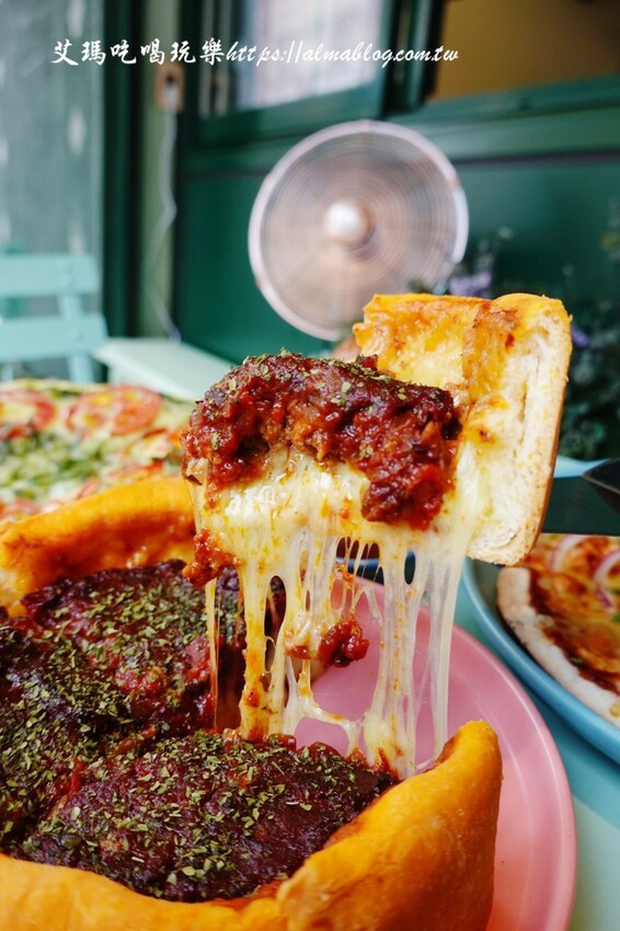 芝加哥深盤披薩超誇張！起司都拉不完，170元就能吃到道地薄披薩，主廚畢業藍帶學院，還曾任職美國五星級飯店廚師，4.9顆星超強