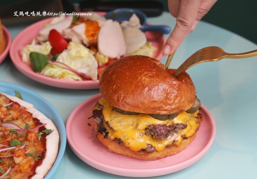 芝加哥深盤披薩超誇張！起司都拉不完，170元就能吃到道地薄披薩，主廚畢業藍帶學院，還曾任職美國五星級飯店廚師，4.9顆星超強
