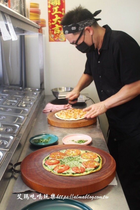 芝加哥深盤披薩超誇張！起司都拉不完，170元就能吃到道地薄披薩，主廚畢業藍帶學院，還曾任職美國五星級飯店廚師，4.9顆星超強