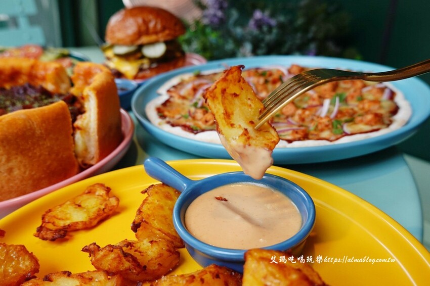 芝加哥深盤披薩超誇張！起司都拉不完，170元就能吃到道地薄披薩，主廚畢業藍帶學院，還曾任職美國五星級飯店廚師，4.9顆星超強