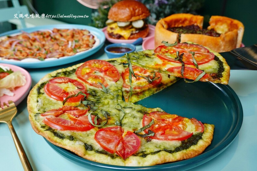 芝加哥深盤披薩超誇張！起司都拉不完，170元就能吃到道地薄披薩，主廚畢業藍帶學院，還曾任職美國五星級飯店廚師，4.9顆星超強