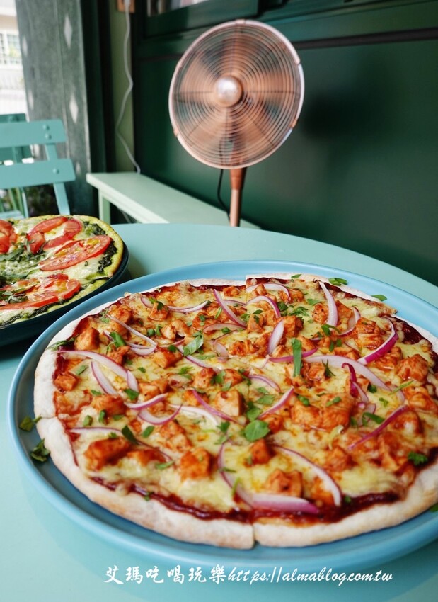 芝加哥深盤披薩超誇張！起司都拉不完，170元就能吃到道地薄披薩，主廚畢業藍帶學院，還曾任職美國五星級飯店廚師，4.9顆星超強