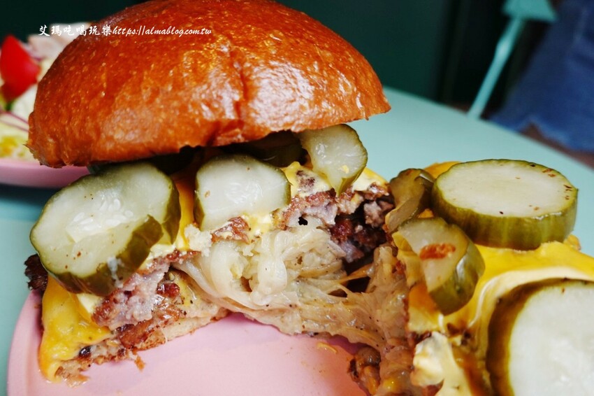 芝加哥深盤披薩超誇張！起司都拉不完，170元就能吃到道地薄披薩，主廚畢業藍帶學院，還曾任職美國五星級飯店廚師，4.9顆星超強