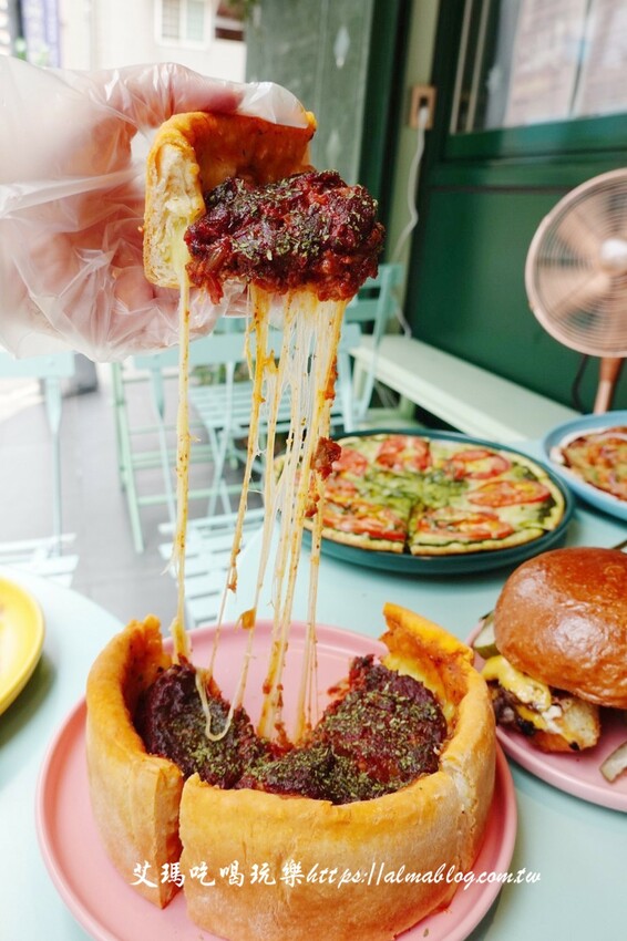 芝加哥深盤披薩超誇張！起司都拉不完，170元就能吃到道地薄披薩，主廚畢業藍帶學院，還曾任職美國五星級飯店廚師，4.9顆星超強