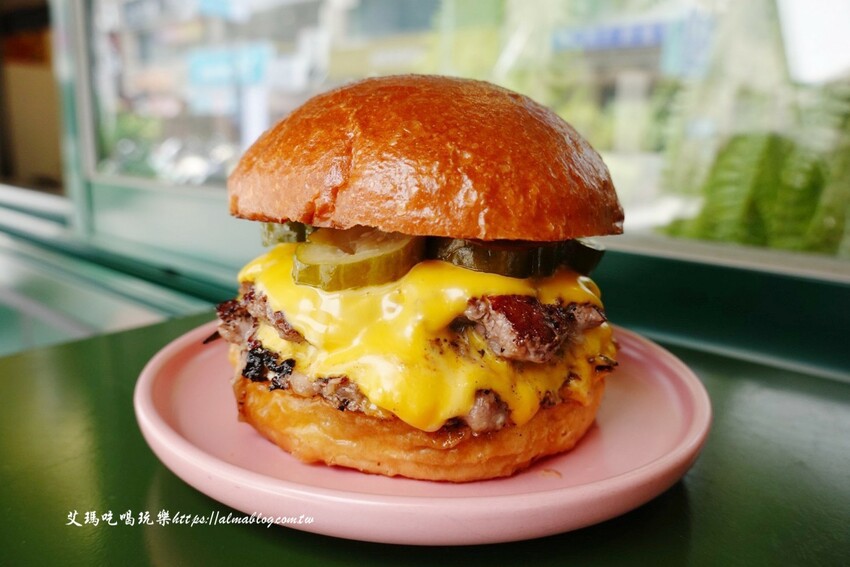 芝加哥深盤披薩超誇張！起司都拉不完，170元就能吃到道地薄披薩，主廚畢業藍帶學院，還曾任職美國五星級飯店廚師，4.9顆星超強