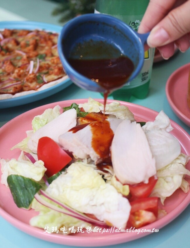 芝加哥深盤披薩超誇張！起司都拉不完，170元就能吃到道地薄披薩，主廚畢業藍帶學院，還曾任職美國五星級飯店廚師，4.9顆星超強