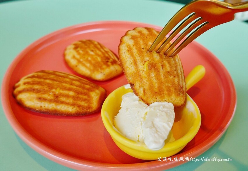 芝加哥深盤披薩超誇張！起司都拉不完，170元就能吃到道地薄披薩，主廚畢業藍帶學院，還曾任職美國五星級飯店廚師，4.9顆星超強