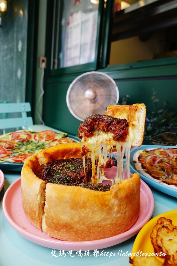 芝加哥深盤披薩超誇張！起司都拉不完，170元就能吃到道地薄披薩，主廚畢業藍帶學院，還曾任職美國五星級飯店廚師，4.9顆星超強