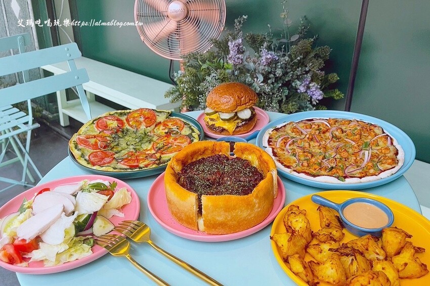 芝加哥深盤披薩超誇張！起司都拉不完，170元就能吃到道地薄披薩，主廚畢業藍帶學院，還曾任職美國五星級飯店廚師，4.9顆星超強