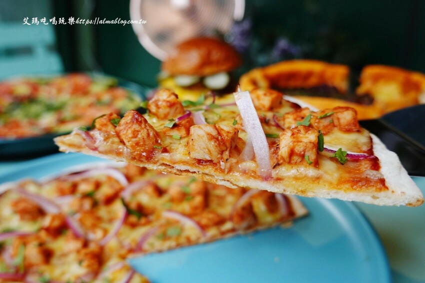 芝加哥深盤披薩超誇張！起司都拉不完，170元就能吃到道地薄披薩，主廚畢業藍帶學院，還曾任職美國五星級飯店廚師，4.9顆星超強