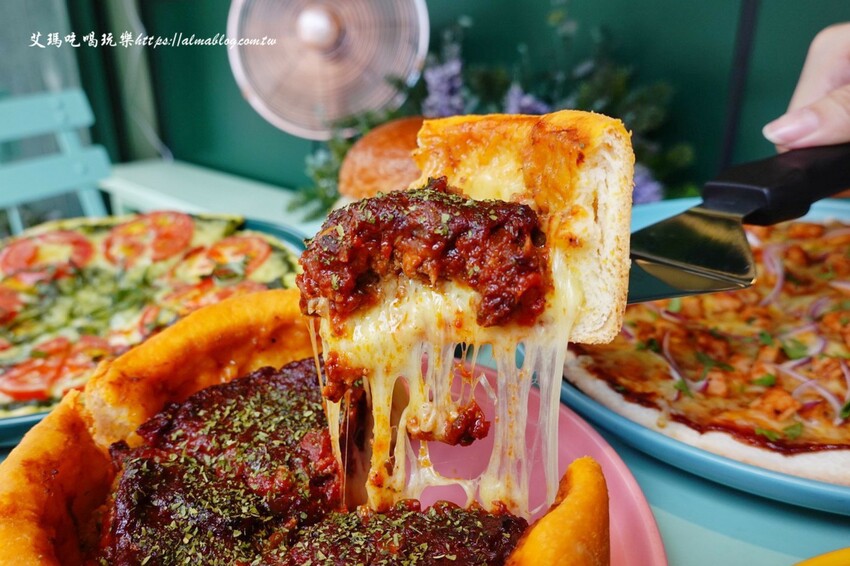 芝加哥深盤披薩超誇張！起司都拉不完，170元就能吃到道地薄披薩，主廚畢業藍帶學院，還曾任職美國五星級飯店廚師，4.9顆星超強