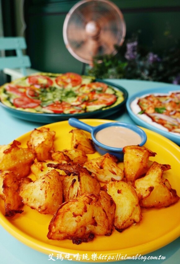 芝加哥深盤披薩超誇張！起司都拉不完，170元就能吃到道地薄披薩，主廚畢業藍帶學院，還曾任職美國五星級飯店廚師，4.9顆星超強