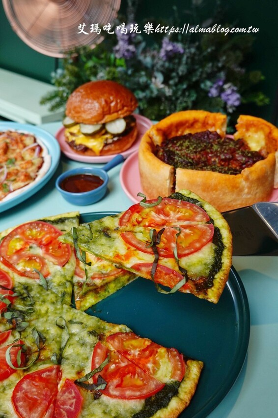 芝加哥深盤披薩超誇張！起司都拉不完，170元就能吃到道地薄披薩，主廚畢業藍帶學院，還曾任職美國五星級飯店廚師，4.9顆星超強