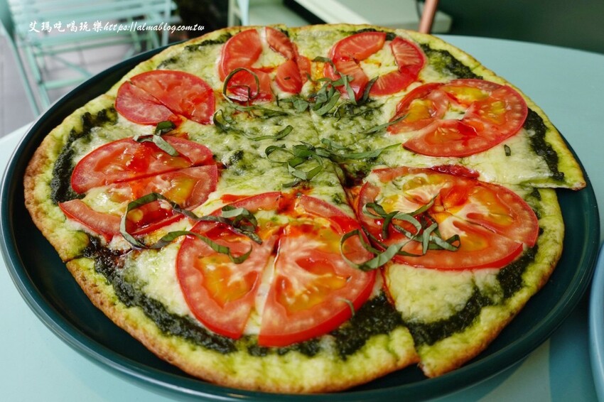 芝加哥深盤披薩超誇張！起司都拉不完，170元就能吃到道地薄披薩，主廚畢業藍帶學院，還曾任職美國五星級飯店廚師，4.9顆星超強