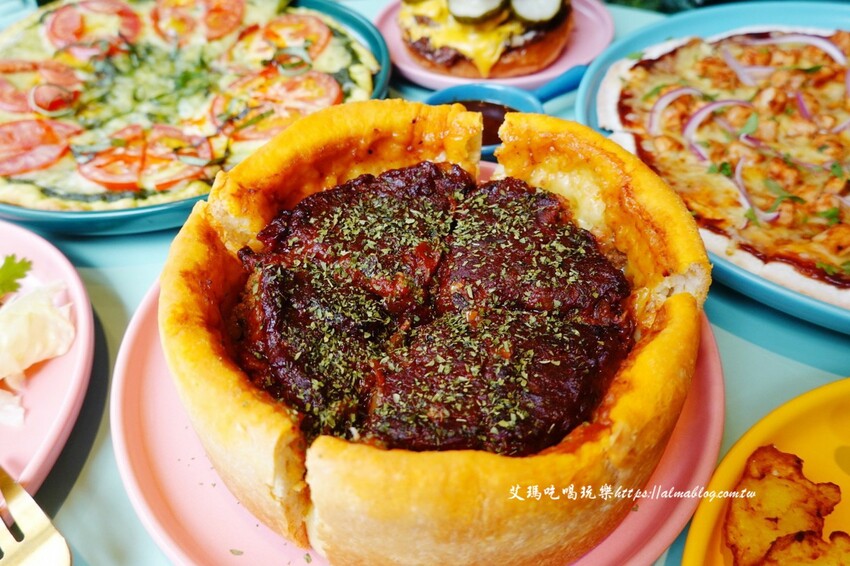 芝加哥深盤披薩超誇張！起司都拉不完，170元就能吃到道地薄披薩，主廚畢業藍帶學院，還曾任職美國五星級飯店廚師，4.9顆星超強