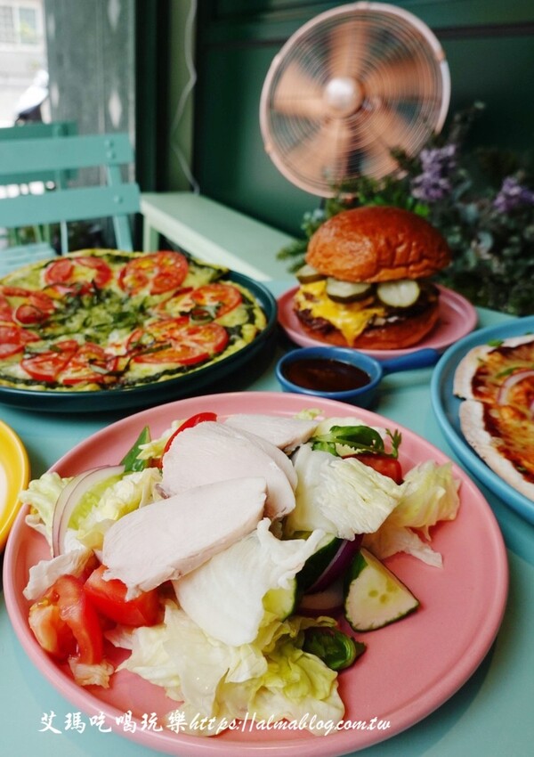 芝加哥深盤披薩超誇張！起司都拉不完，170元就能吃到道地薄披薩，主廚畢業藍帶學院，還曾任職美國五星級飯店廚師，4.9顆星超強