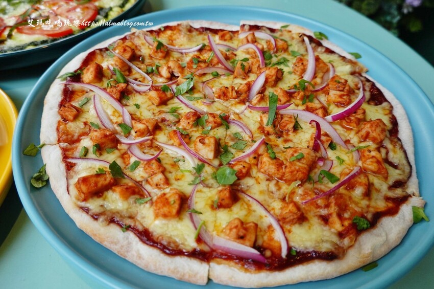 芝加哥深盤披薩超誇張！起司都拉不完，170元就能吃到道地薄披薩，主廚畢業藍帶學院，還曾任職美國五星級飯店廚師，4.9顆星超強