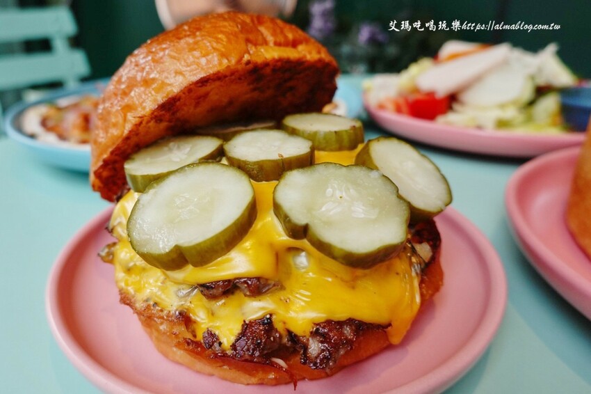 芝加哥深盤披薩超誇張！起司都拉不完，170元就能吃到道地薄披薩，主廚畢業藍帶學院，還曾任職美國五星級飯店廚師，4.9顆星超強