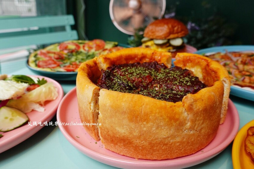 芝加哥深盤披薩超誇張！起司都拉不完，170元就能吃到道地薄披薩，主廚畢業藍帶學院，還曾任職美國五星級飯店廚師，4.9顆星超強