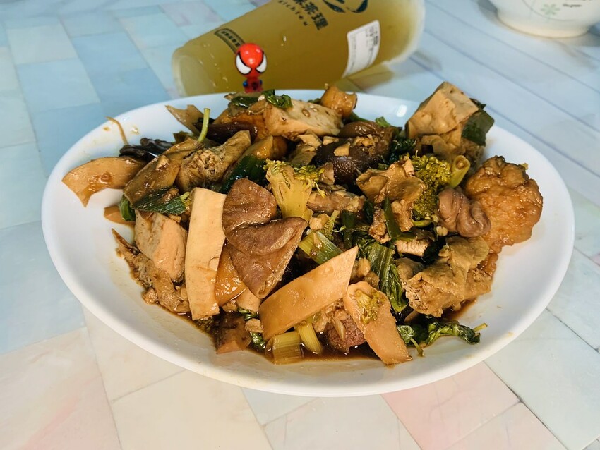 【桃園滷味】易牙三杯炒滷味,中正路桃園觀光夜市商圈滷味推薦,先滷再炒三杯滷味,宵夜/下酒菜/晚餐都超美