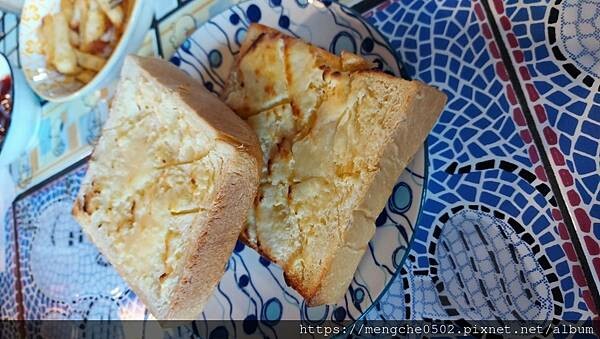 Olo bakery 歐樂麵包店-麵包一出爐就秒殺，咖啡、日月潭紅茶都有的披薩店