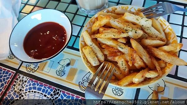 Olo bakery 歐樂麵包店-麵包一出爐就秒殺，咖啡、日月潭紅茶都有的披薩店