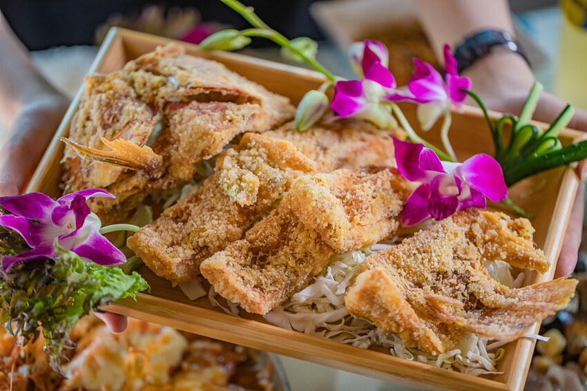 屏東泰國蝦料理專賣店X泰國蝦創意料理 寵物友善親子餐廳 旋轉木馬 軌道小火車 -黃金蝦無毒泰國蝦