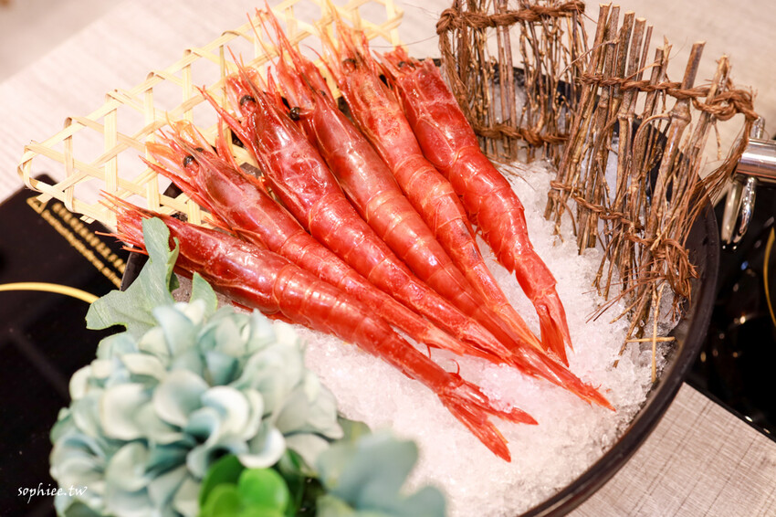 板橋火鍋推薦》樂釜LOVE JOT POT極上鍋物板橋店 府中美食 高品質新鮮好吃 鍋底選擇豐富 還有冰淇淋吃到飽！ - 蘇菲漫旅