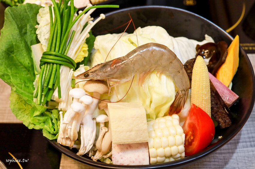 板橋火鍋推薦》樂釜LOVE JOT POT極上鍋物板橋店 府中美食 高品質新鮮好吃 鍋底選擇豐富 還有冰淇淋吃到飽！ - 蘇菲漫旅