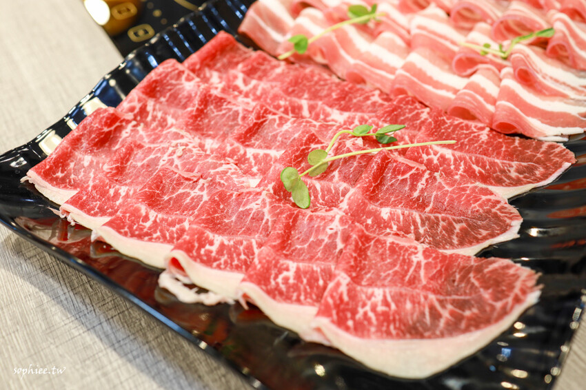 板橋火鍋推薦》樂釜LOVE JOT POT極上鍋物板橋店 府中美食 高品質新鮮好吃 鍋底選擇豐富 還有冰淇淋吃到飽！ - 蘇菲漫旅