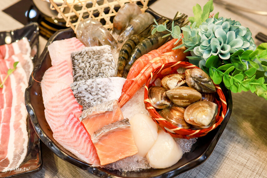 板橋火鍋推薦》樂釜LOVE JOT POT極上鍋物板橋店 府中美食 高品質新鮮好吃 鍋底選擇豐富 還有冰淇淋吃到飽！ - 蘇菲漫旅
