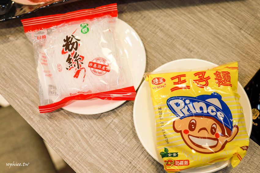 板橋火鍋推薦》樂釜LOVE JOT POT極上鍋物板橋店 府中美食 高品質新鮮好吃 鍋底選擇豐富 還有冰淇淋吃到飽！ - 蘇菲漫旅