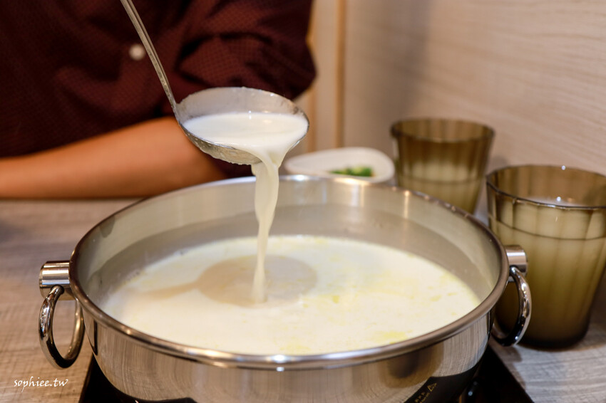 板橋火鍋推薦》樂釜LOVE JOT POT極上鍋物板橋店 府中美食 高品質新鮮好吃 鍋底選擇豐富 還有冰淇淋吃到飽！ - 蘇菲漫旅