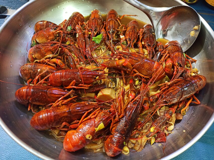 高雄前金︱賣烤魚的　獨家甜辣肥鮮廣西烤魚、南寧老友粉與特色烤串，想擁有美滋滋的夜晚就趕緊預約吧！