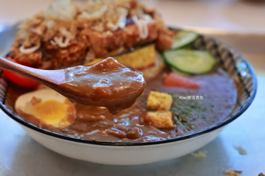 埔里美食︱山上山下咖哩飯專賣店，黃金炸豬排咖哩飯、山上秘滷牛腱套餐.妮娜巧克力夢想城堡旁