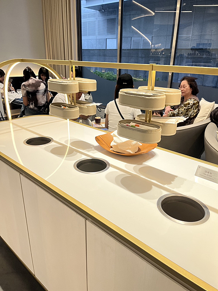 【台北美食】全白圓弧網美咖啡廳|藝術展覽與咖啡的結合|加入特 【台北美食】全白圓弧網美咖啡廳|藝術展覽與咖啡的結合|加入特