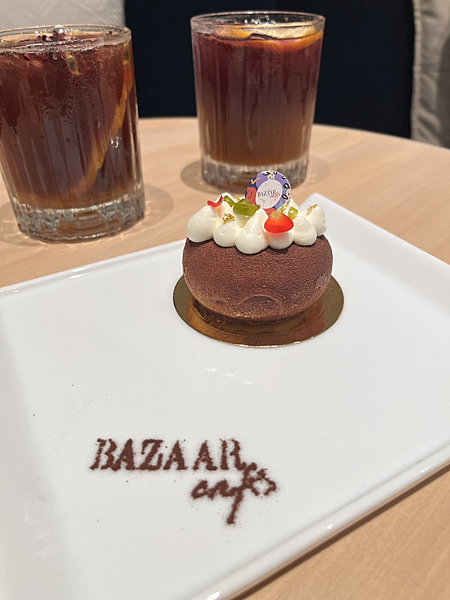 【台北美食】全白圓弧網美咖啡廳|藝術展覽與咖啡的結合|加入特 【台北美食】全白圓弧網美咖啡廳|藝術展覽與咖啡的結合|加入特