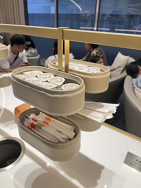 【台北美食】全白圓弧網美咖啡廳|藝術展覽與咖啡的結合|加入特 【台北美食】全白圓弧網美咖啡廳|藝術展覽與咖啡的結合|加入特