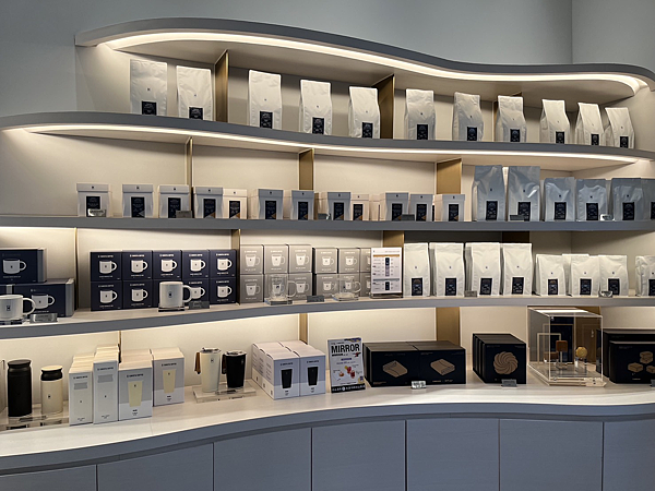 【台北美食】全白圓弧網美咖啡廳|藝術展覽與咖啡的結合|加入特 【台北美食】全白圓弧網美咖啡廳|藝術展覽與咖啡的結合|加入特