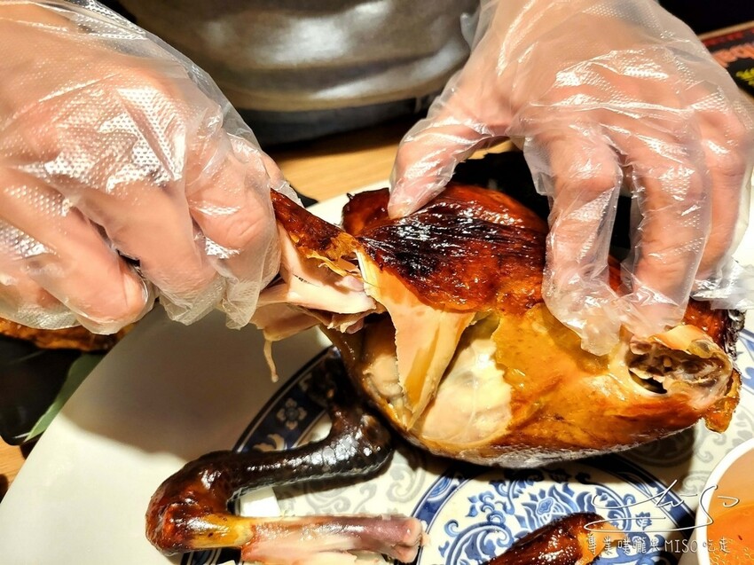 【台北桶仔雞】老爺有隻雞忠孝復興總店 ➤ 桶仔雞一隻399！生啤酒買一送一！金黃焦脆的外皮與香嫩多汁的雞肉