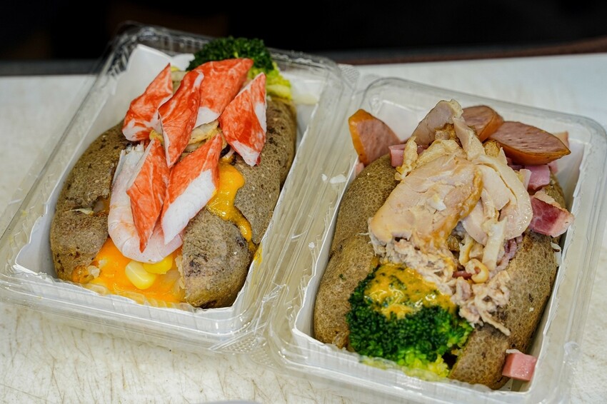 高雄美食|瑞豐夜市現烤馬鈴薯淋上起司醬太銷魂了~滿滿餡料超有飽足感/薯寶寶超濃起司馬鈴薯