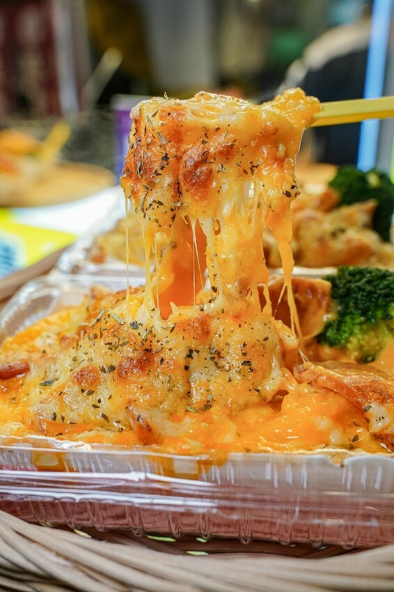 高雄美食|瑞豐夜市現烤馬鈴薯淋上起司醬太銷魂了~滿滿餡料超有飽足感/薯寶寶超濃起司馬鈴薯