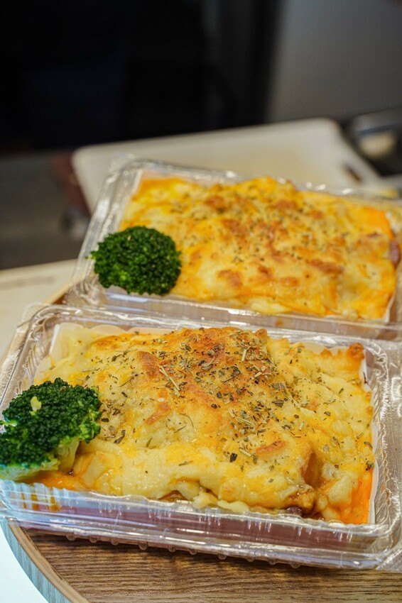高雄美食|瑞豐夜市現烤馬鈴薯淋上起司醬太銷魂了~滿滿餡料超有飽足感/薯寶寶超濃起司馬鈴薯